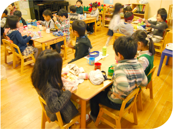 みんなでお昼ごはんを食べる写真